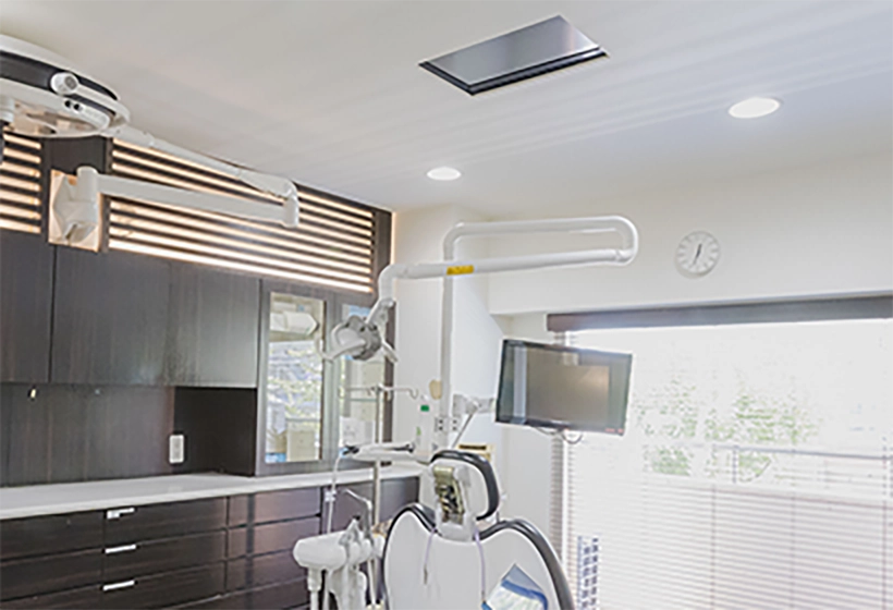 天井モニター付き診療室